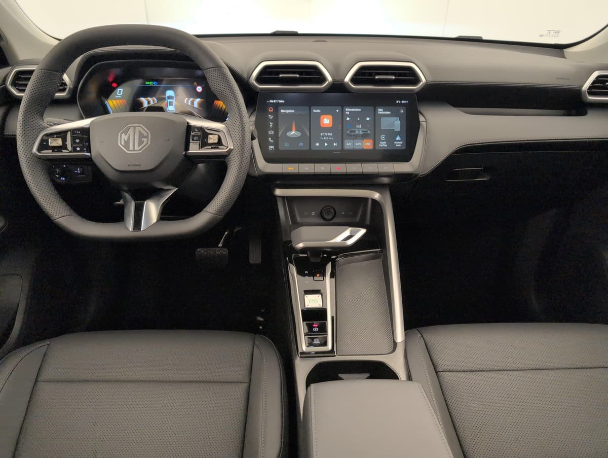 Mg ZS : planche de bord avec grand écran tactile, volant et accoudoir central avant