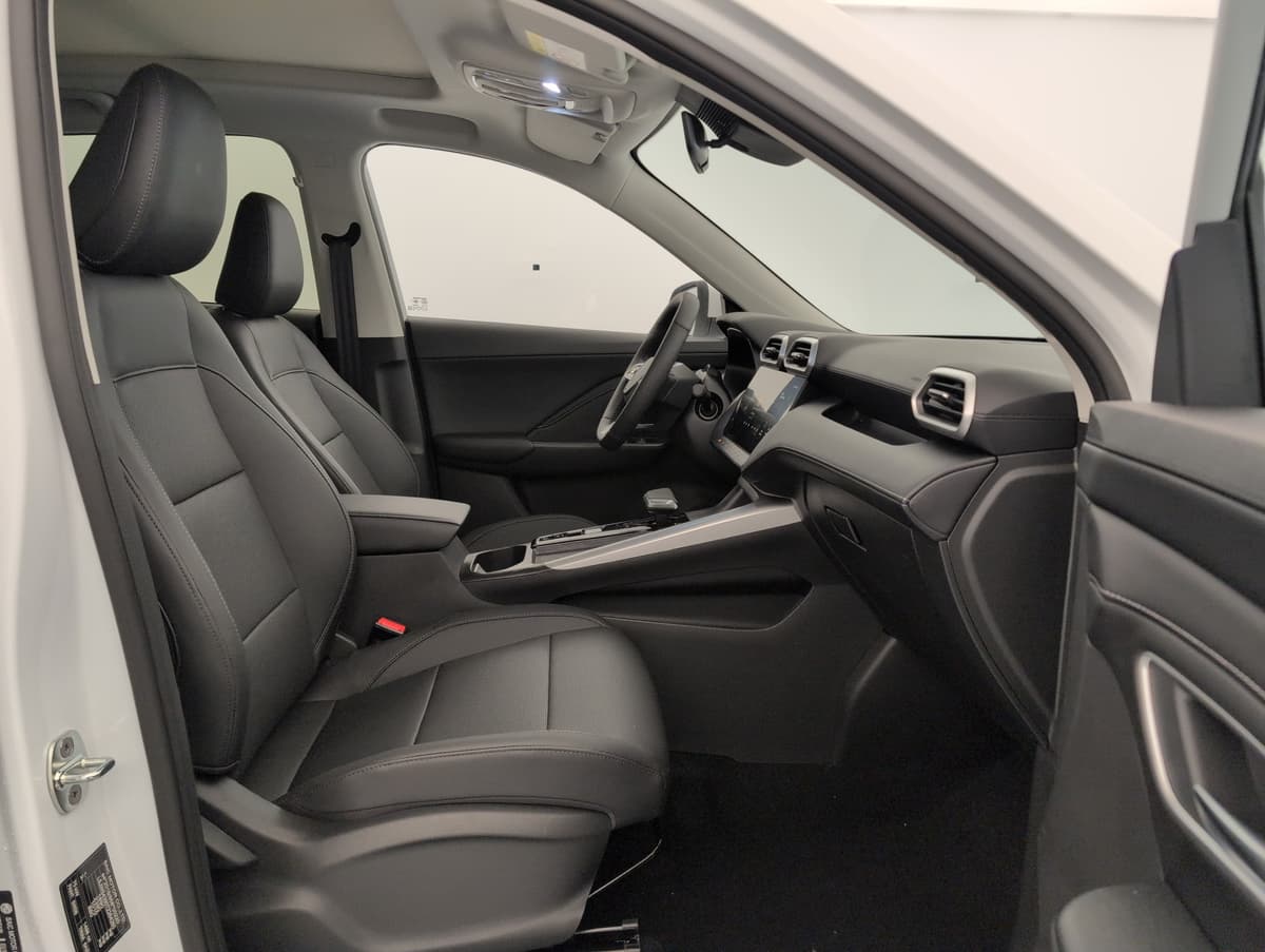 Mg ZS : habitacle avant côté passager avec siège noir et planche de bord