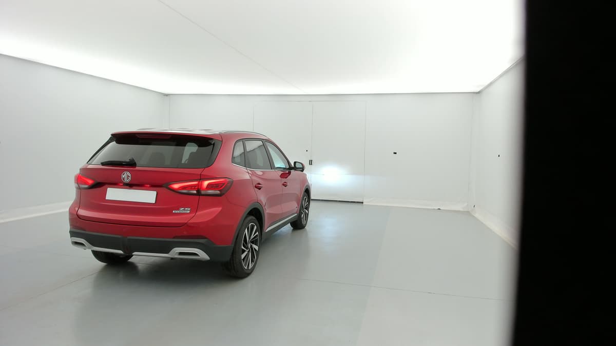 Mg ZS : vue arrière trois quarts droit d'un SUV rouge avec jantes alliage