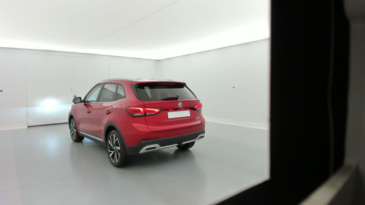 Mg ZS : arrière trois quarts gauche, rouge, avec feux à LED et jantes alliage