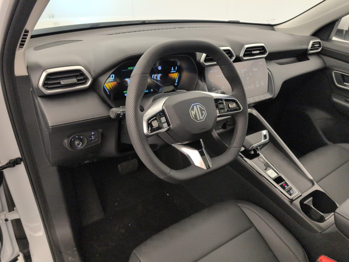 Mg ZS : poste de conduite avec volant méplat, compteur numérique et écran tactile