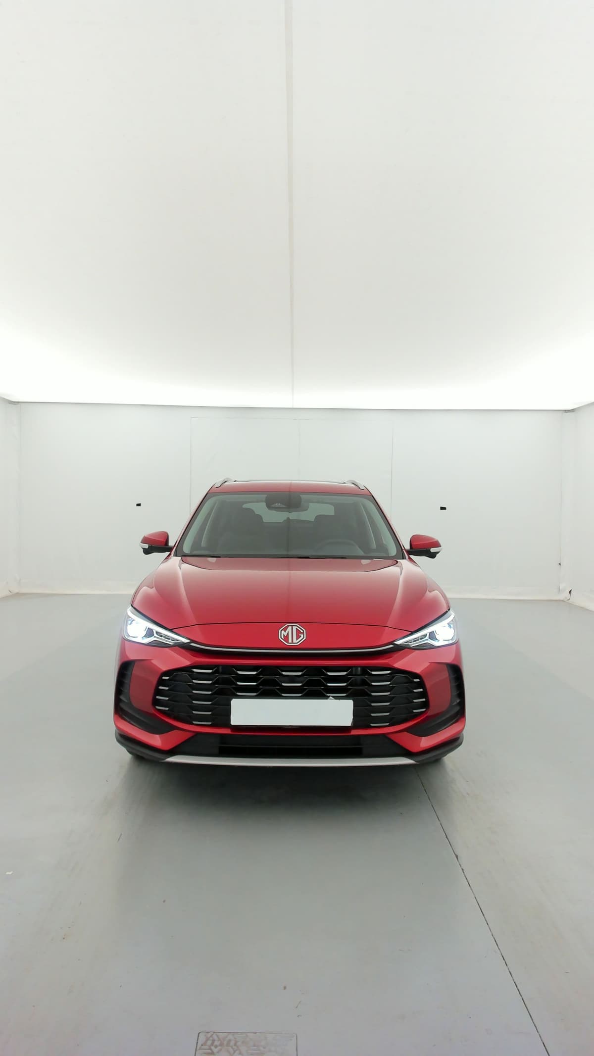 Mg ZS : face avant rouge avec phares à LED et calandre sombre