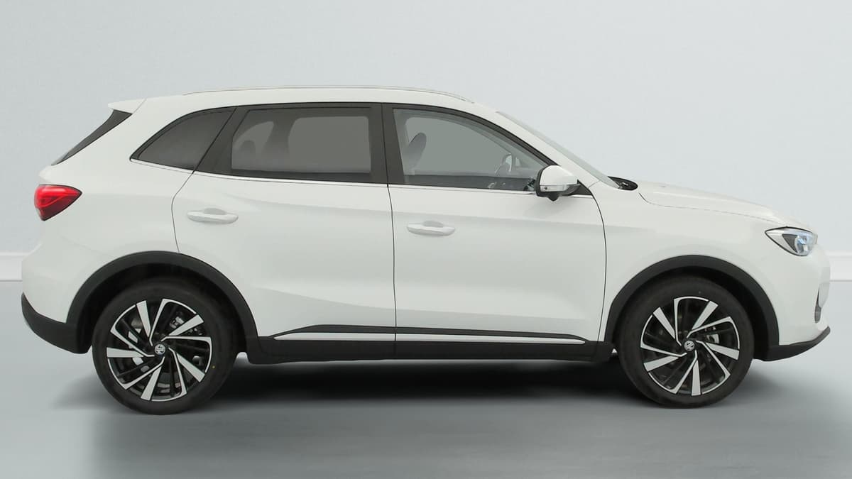 Mg ZS : profil droit d'un SUV blanc avec jantes alliage bicolores