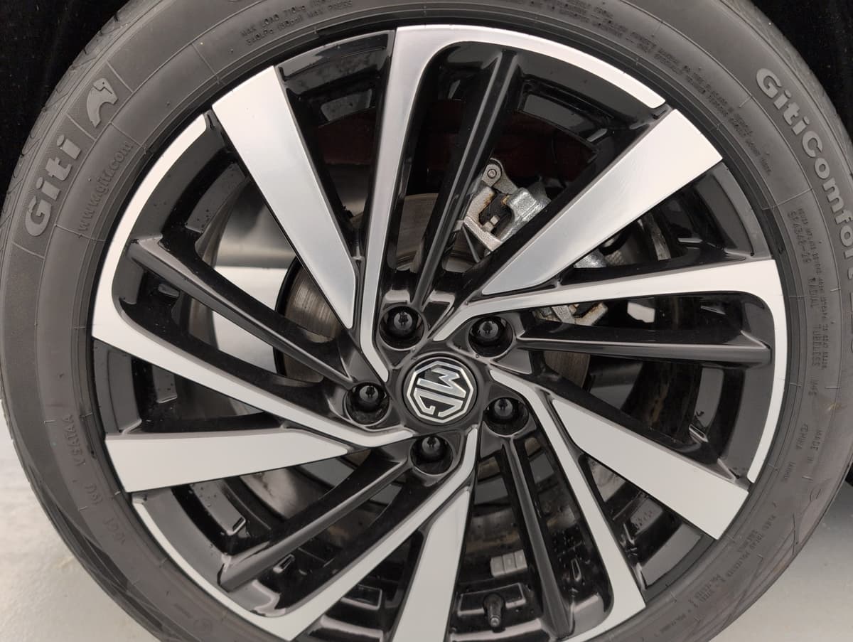 Mg ZS : jante alliage bicolore noire et aluminium poli avec pneu et étrier de frein