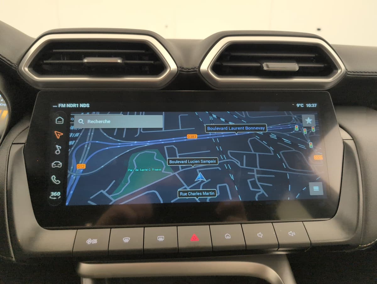Mg ZS : écran tactile central avec carte de navigation et buses d'aération