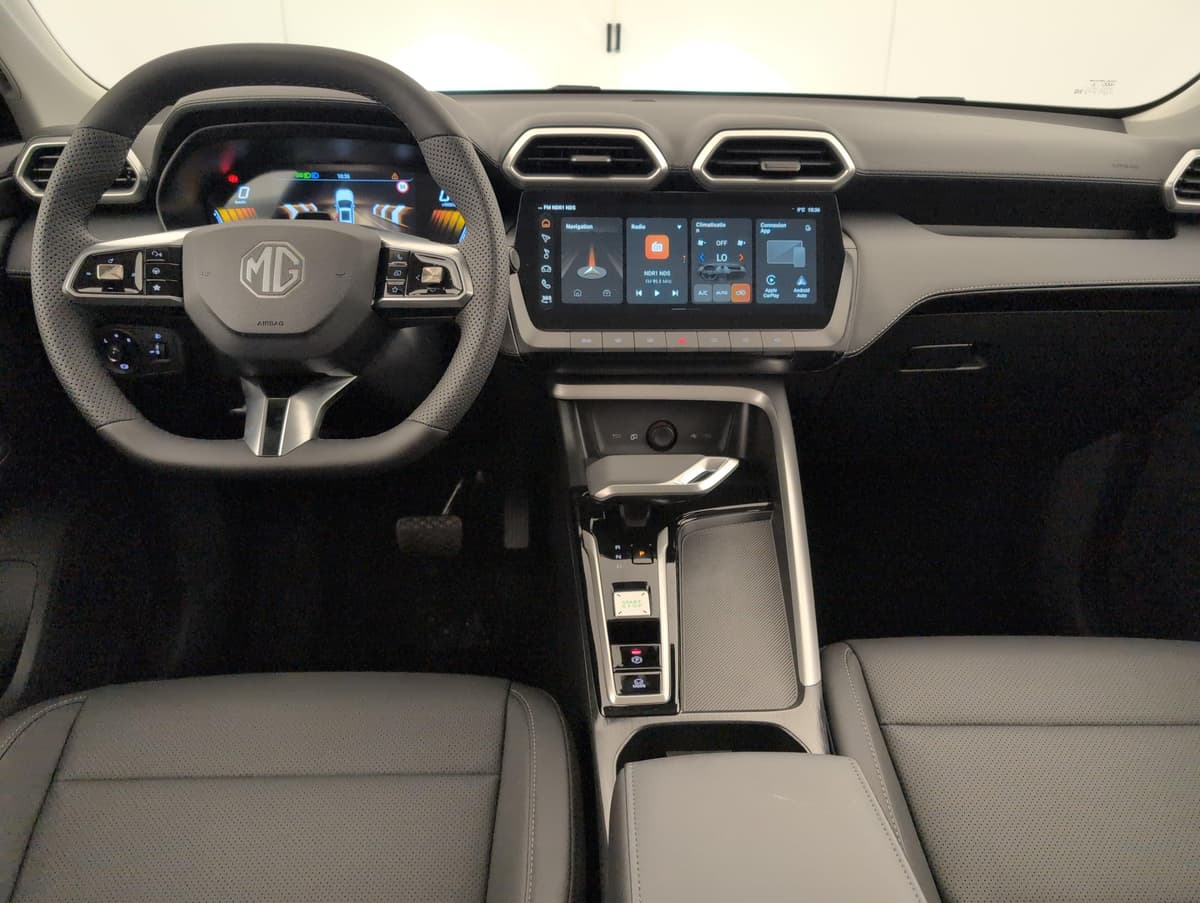 Mg ZS : planche de bord avec volant, écran tactile et console centrale
