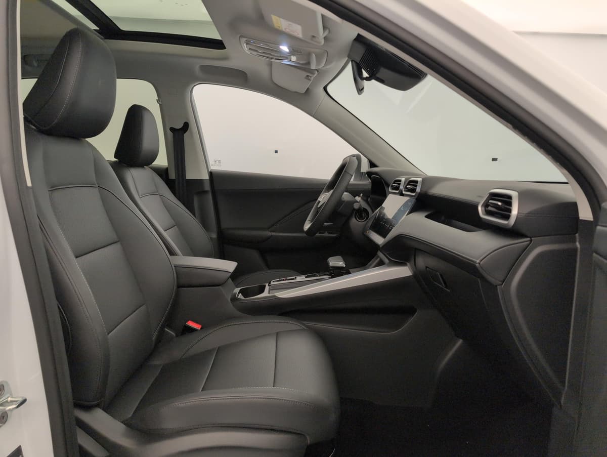 Mg ZS : siège passager avant noir, planche de bord et console vus par la portière ouverte