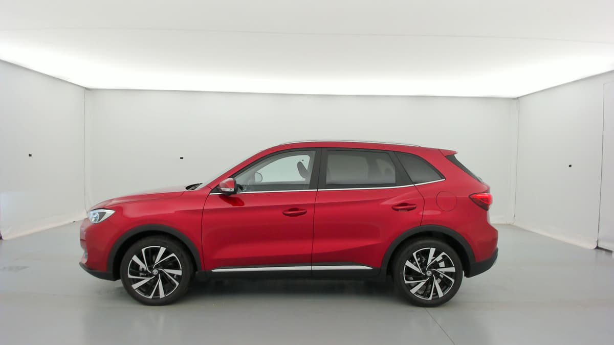 Mg ZS : profil gauche du SUV rouge avec jantes alliage et rail de toit