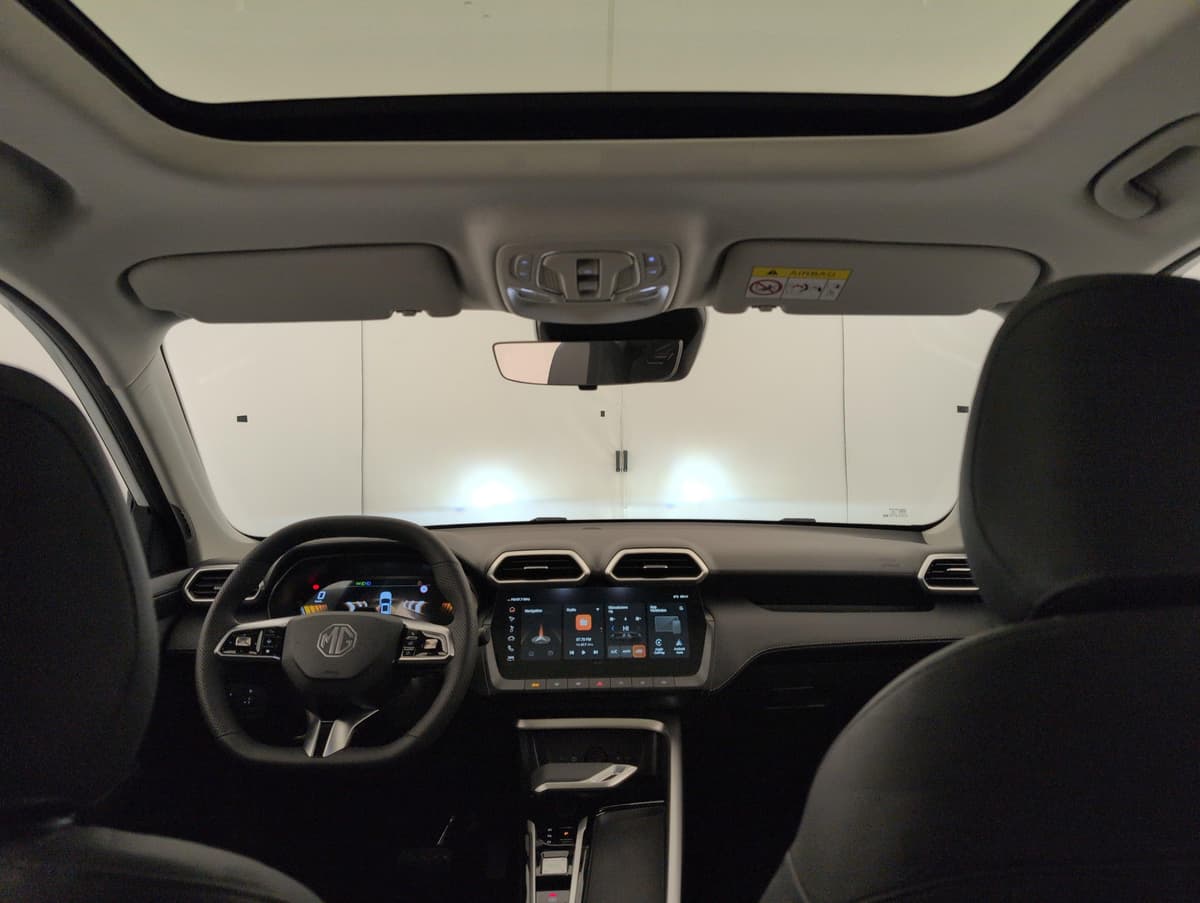 Mg ZS : habitacle vu depuis l'arrière avec planche de bord, écran tactile et toit vitré