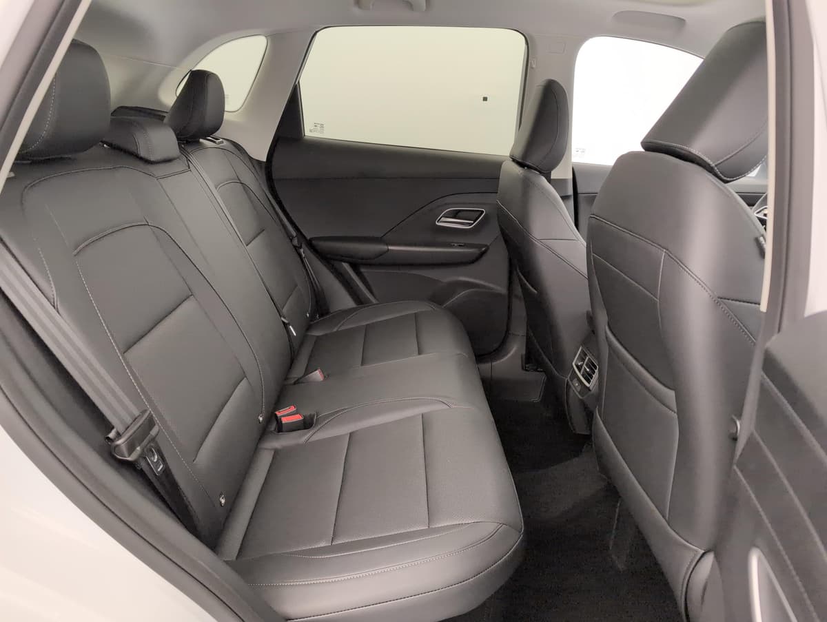 Mg ZS : banquette arrière en similicuir noir vue par la portière arrière ouverte