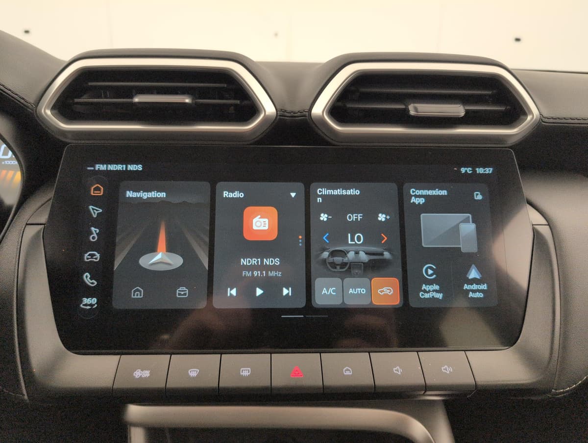 Mg ZS : écran tactile central avec menus navigation, radio, climatisation et smartphone