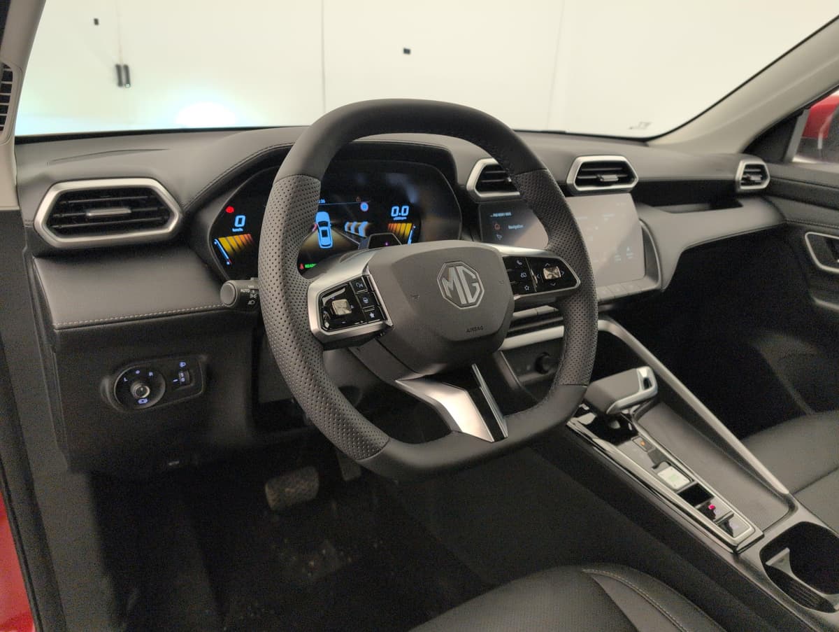 Mg ZS : poste de conduite avec volant, combiné numérique et levier de vitesses