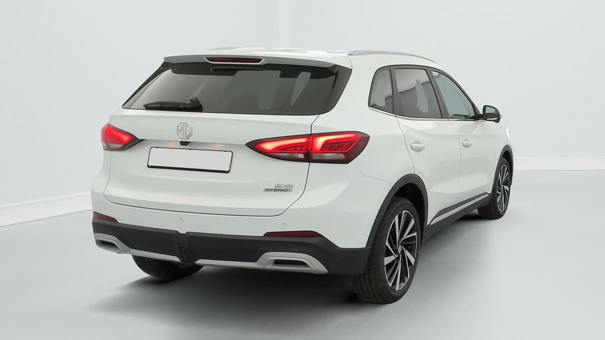 Mg ZS : arrière trois quarts droit, blanc, avec feux à LED et jantes alliage