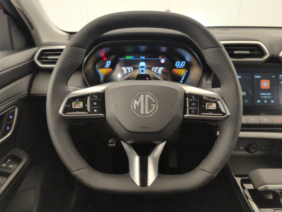 Mg ZS : volant perforé avec commandes au volant devant le combiné numérique