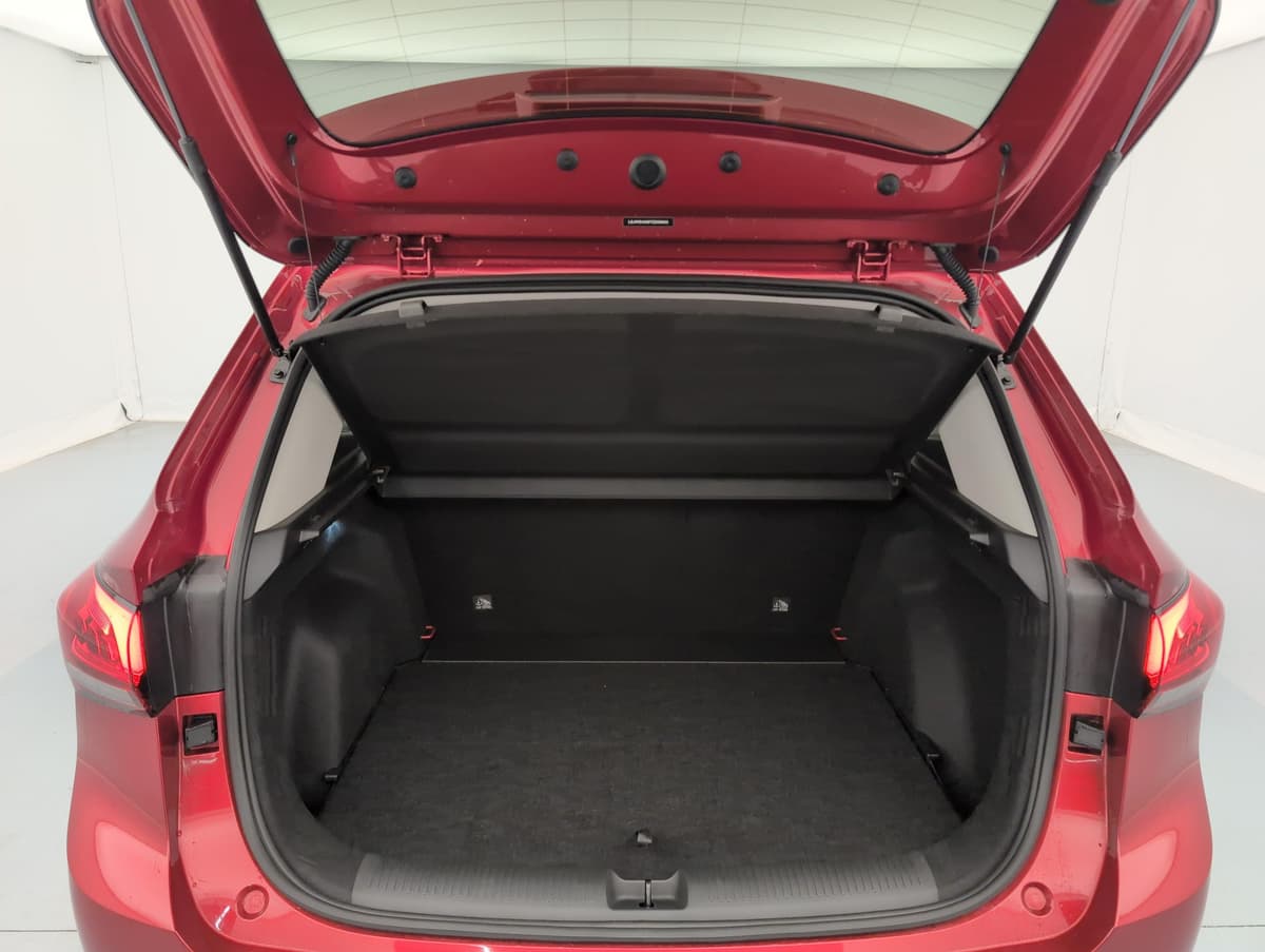 Mg ZS : coffre ouvert avec cache-bagages et moquette noire