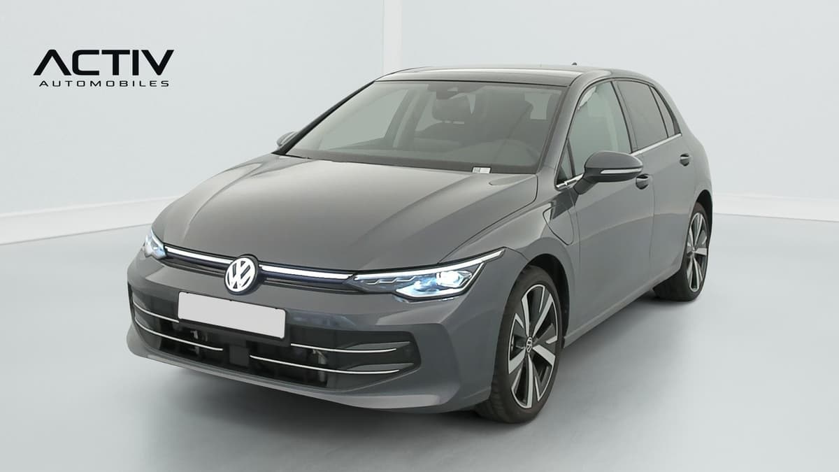 Volkswagen Golf : voiture grise vue de l'avant trois quarts gauche, feux allumés
