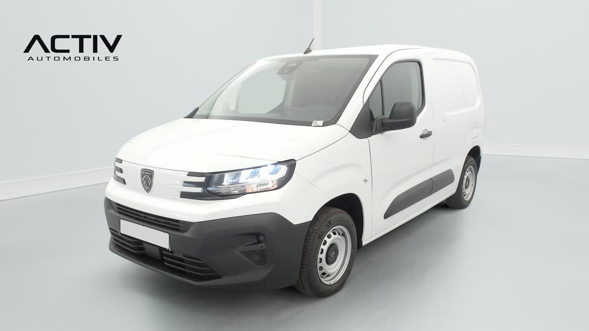 Peugeot Partner Fourgon : utilitaire blanc vu de trois quarts avant gauche, jantes tôle et feux à LED