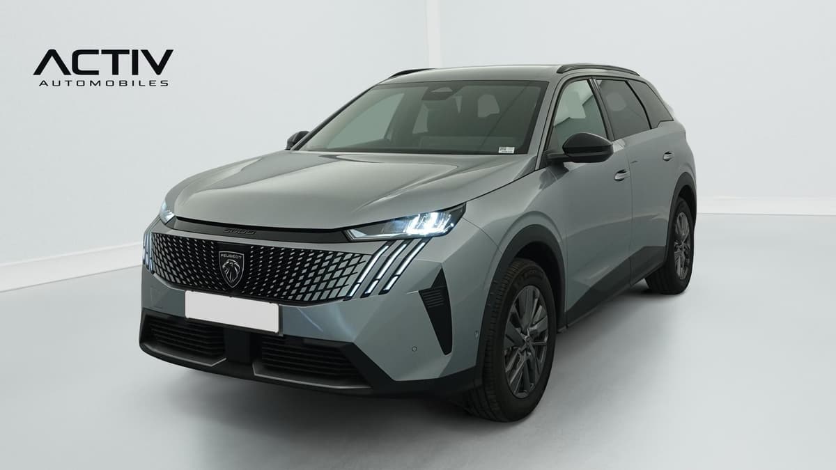 Peugeot 5008 : SUV vu de trois quarts avant gauche, feux à LED allumés et jantes alliage