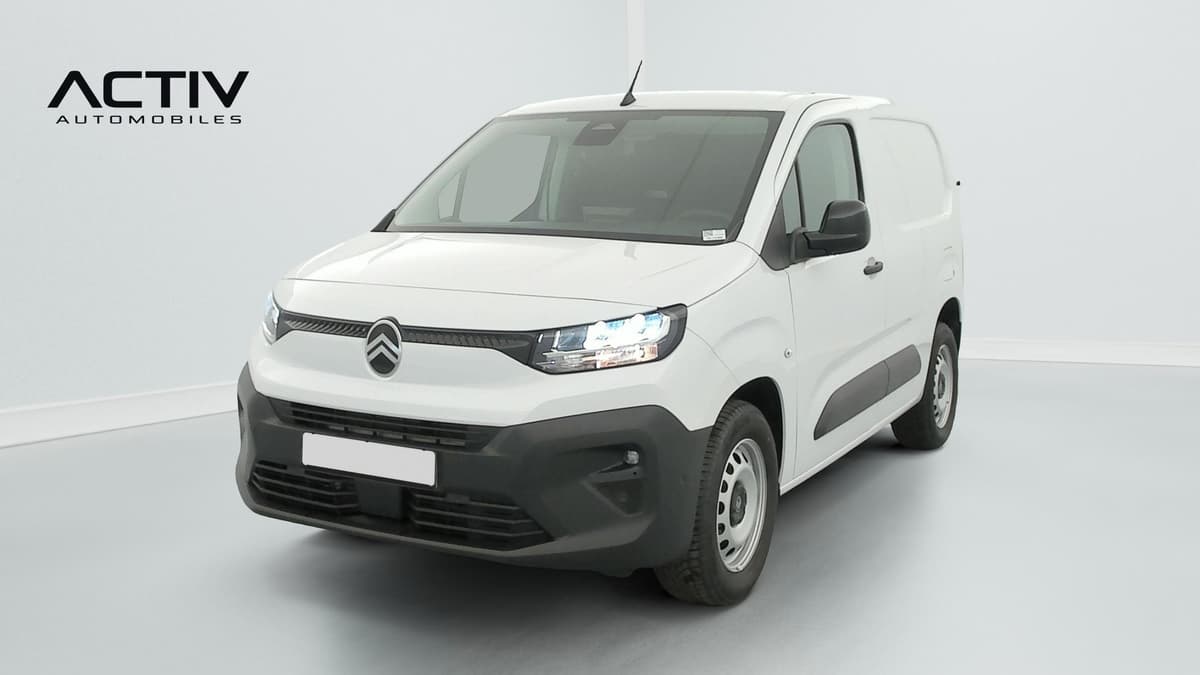 Citroën Berlingo Van : utilitaire blanc vu de trois quarts avant gauche, feux allumés