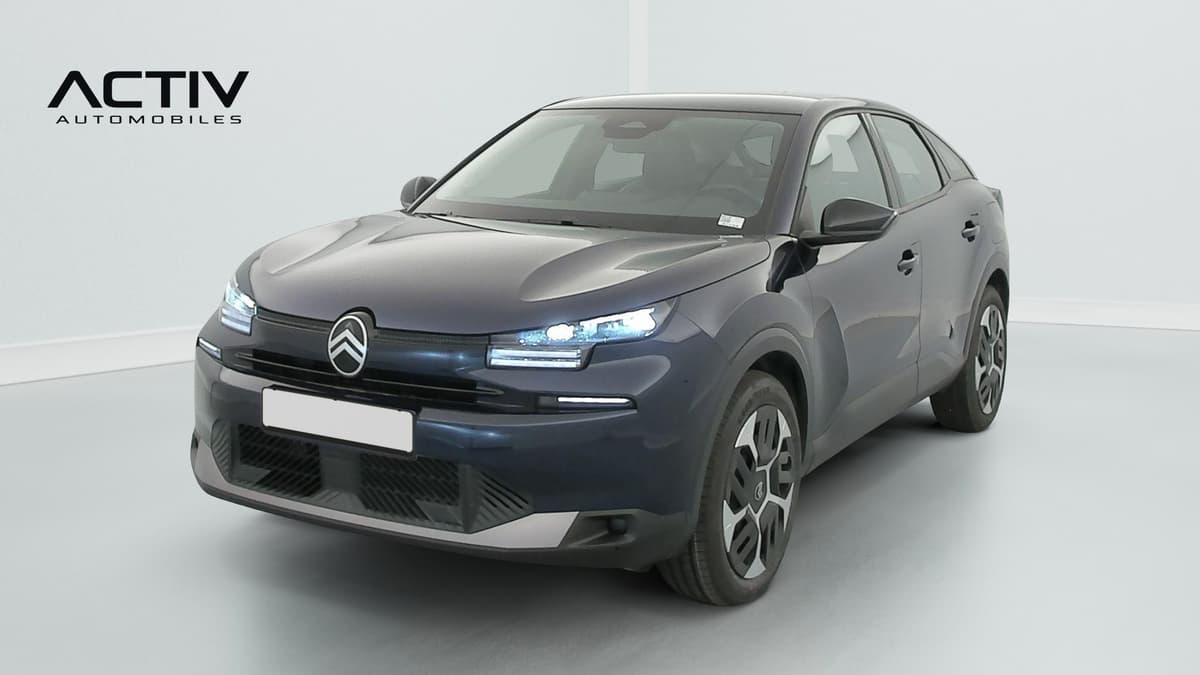 Citroën C4 : vue avant trois quarts gauche, bleu foncé, projecteurs LED allumés et jantes 18"
