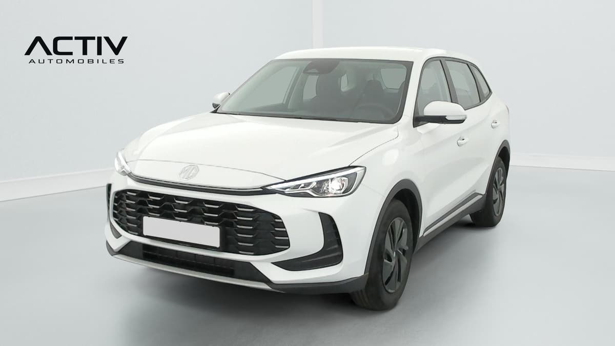 Mg ZS : SUV blanc vu de l'avant trois quarts gauche, large calandre noire