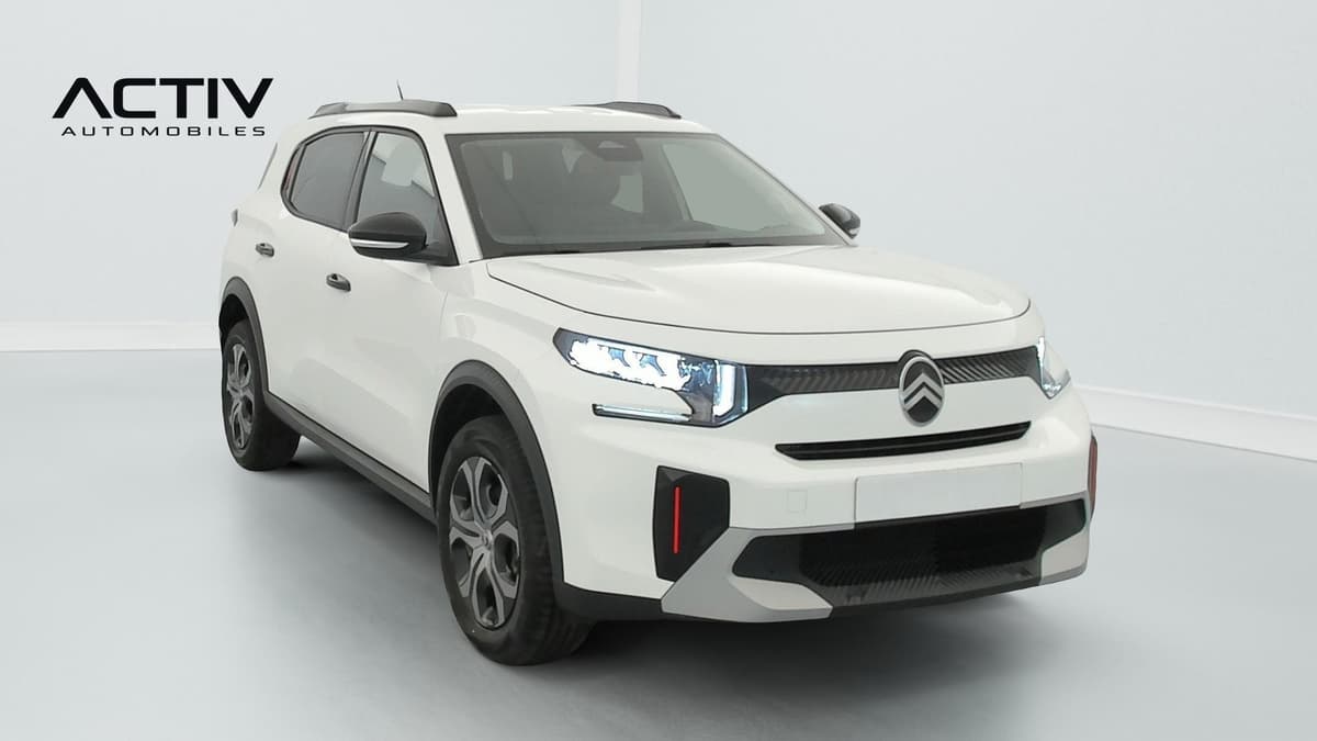 Citroën C3 Aircross : SUV blanc vu de l'avant trois quarts droit, projecteurs LED allumés