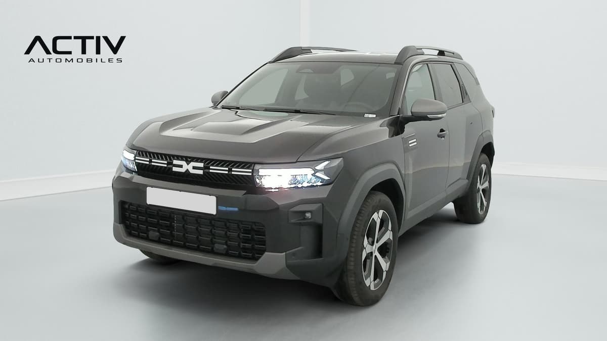 Dacia Bigster Hybrid : vue avant trois quarts droit d'un SUV noir avec barres de toit