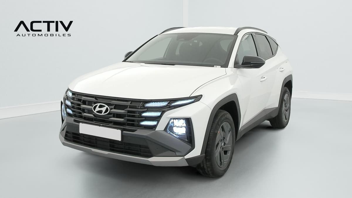 Hyundai Tucson : vue avant trois quarts gauche, calandre sombre et feux à LED allumés