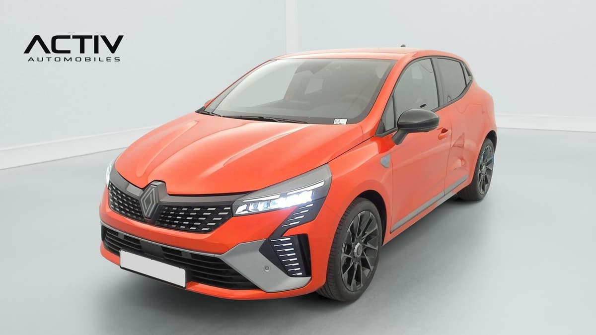 Renault Clio 5 : vue avant trois quarts gauche, carrosserie orange, jantes noires et feux allumés