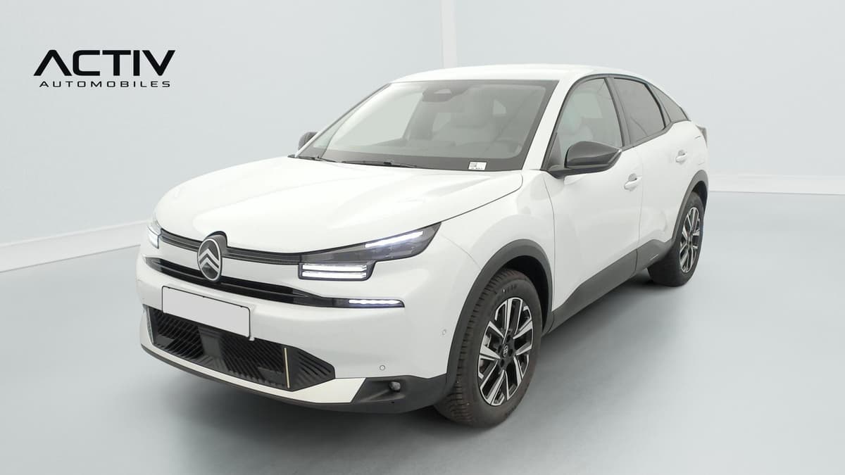 Citroën C4 : véhicule blanc vu de trois quarts avant gauche, avec jantes bicolores