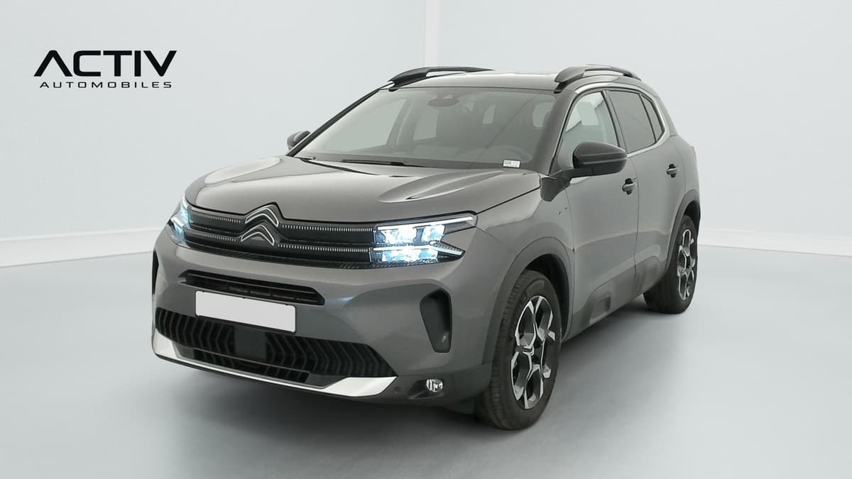 Citroën C5 Aircross : vue avant trois quarts gauche avec projecteurs LED allumés et jantes alliage bi-ton