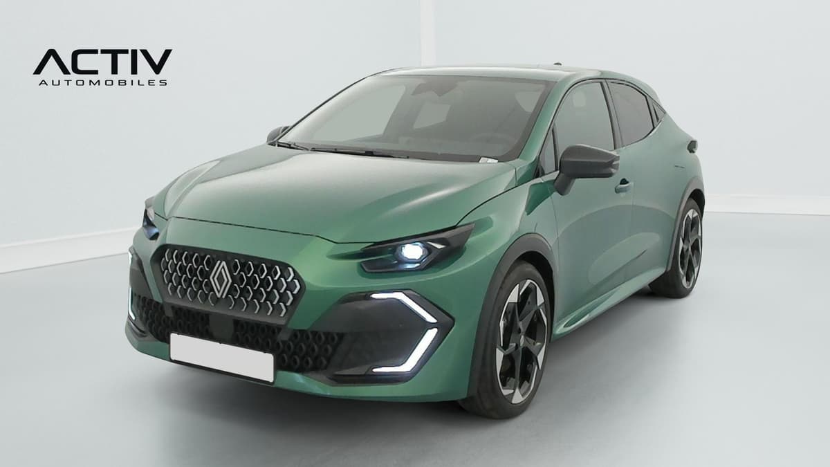 Renault Clio 6 : citadine verte vue de trois quarts avant gauche, feux de jour allumés