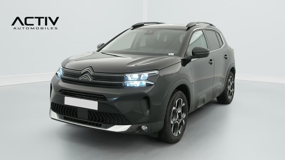 Citroën C5 Aircross : vue avant trois quarts gauche avec projecteurs LED allumés et barres de toit