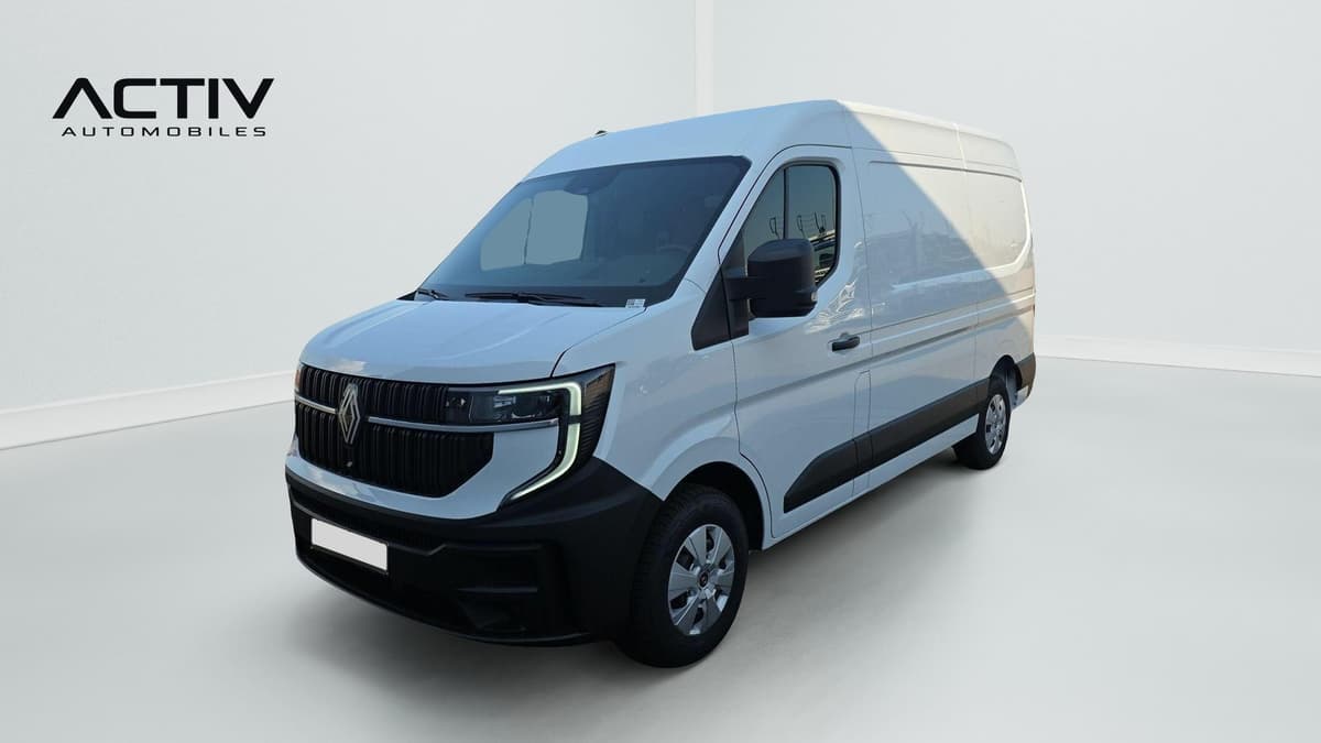 Renault Master Fourgon : fourgon blanc vu de l'avant trois quarts gauche, calandre noire et jantes tôlées