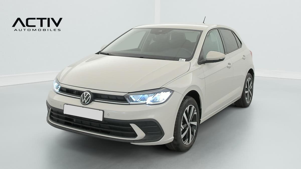 Volkswagen Polo : avant trois quarts gauche avec projecteurs LED allumés et jantes alliage