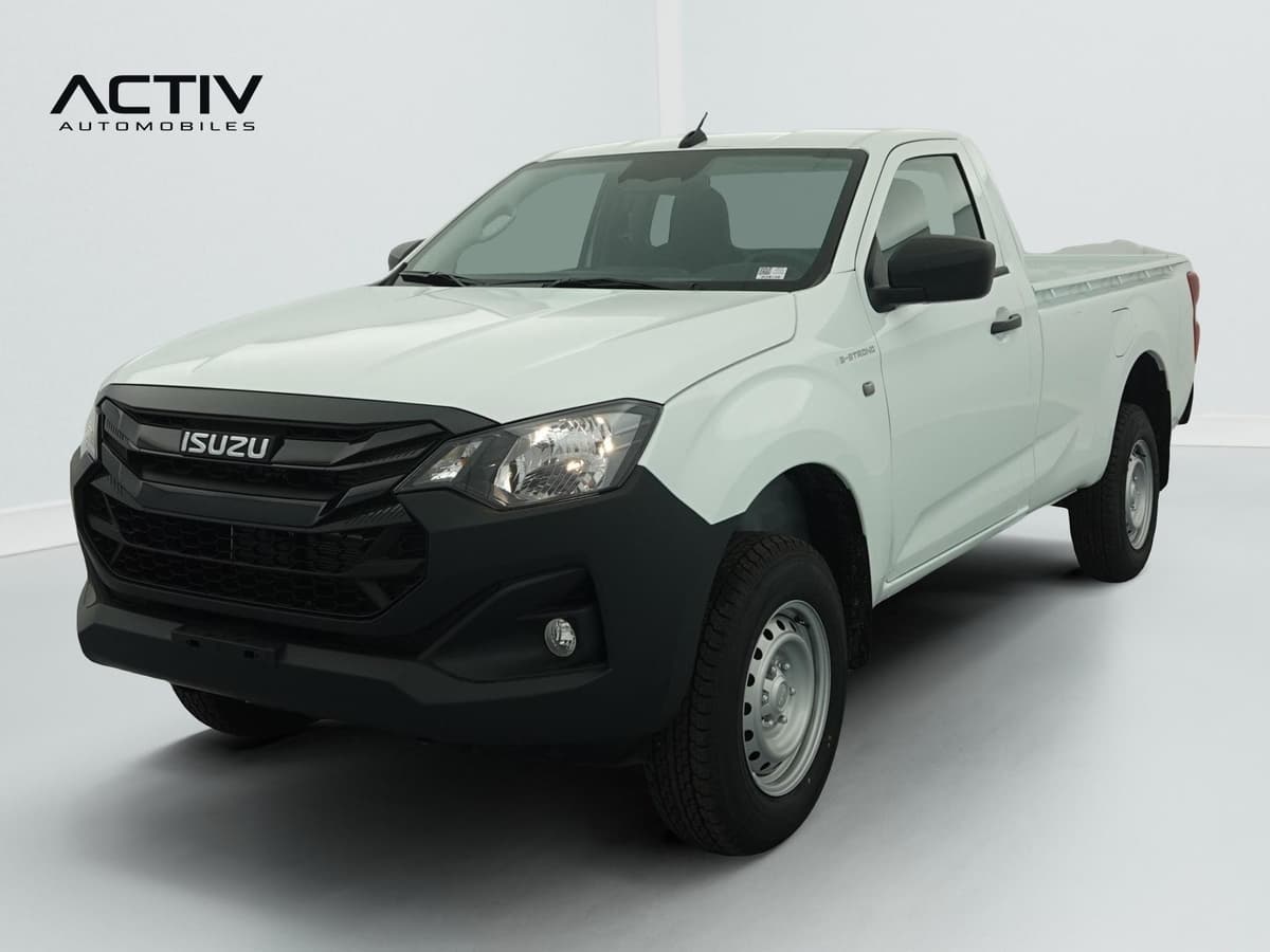 Isuzu D-MAX : pick-up blanc vu de trois quarts avant gauche, jante acier et feux anti-brouillard