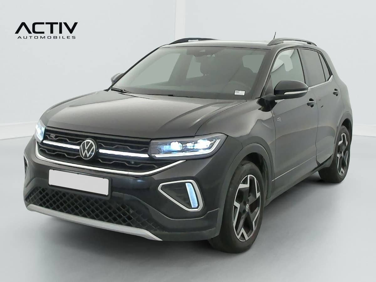 Volkswagen T-cross : avant trois quarts gauche avec projecteurs LED allumés et jantes alliage