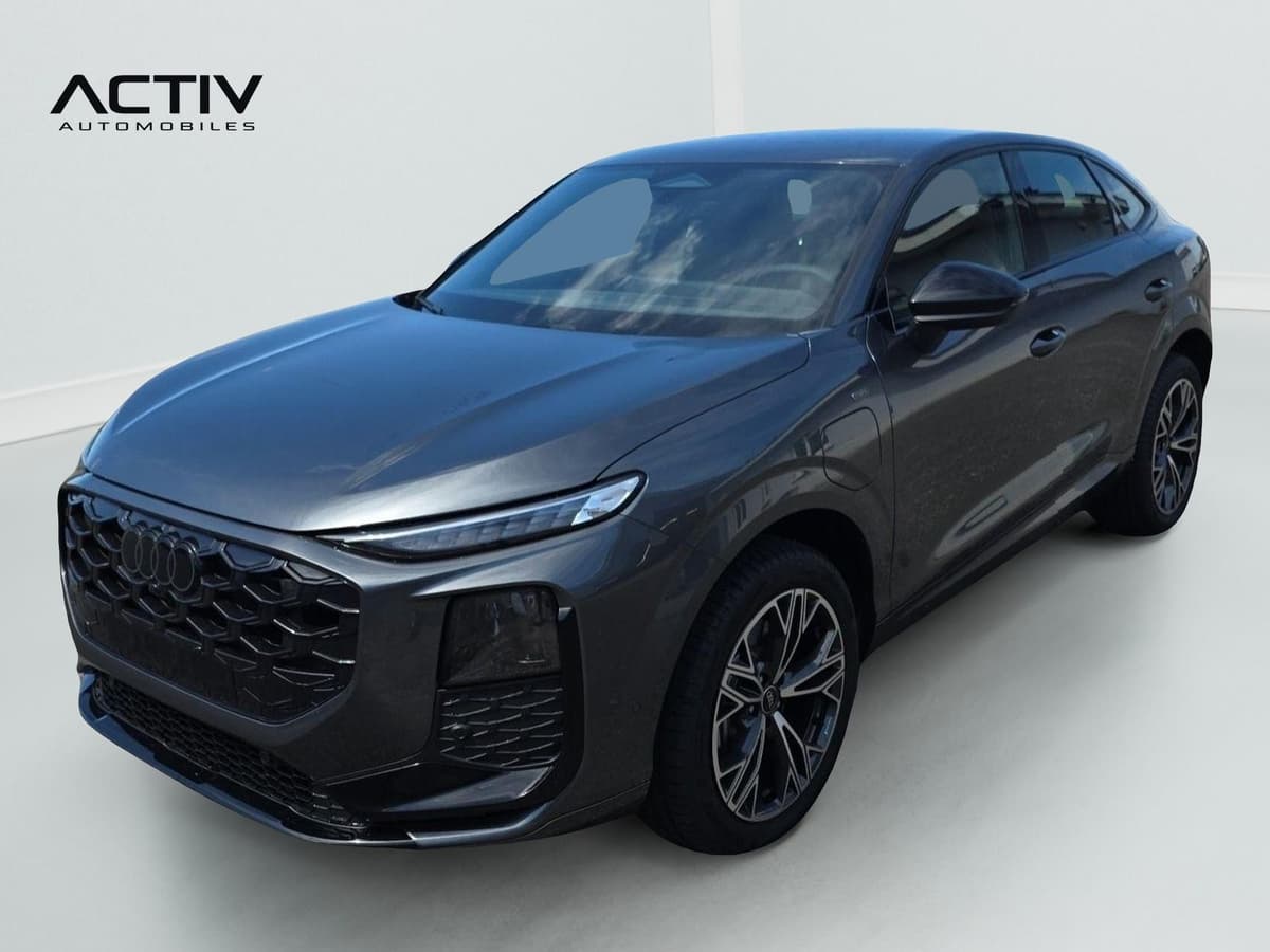 Audi Q3 Sportback Hybride : vue avant trois quarts gauche d'un SUV coupé gris foncé avec jantes bicolores
