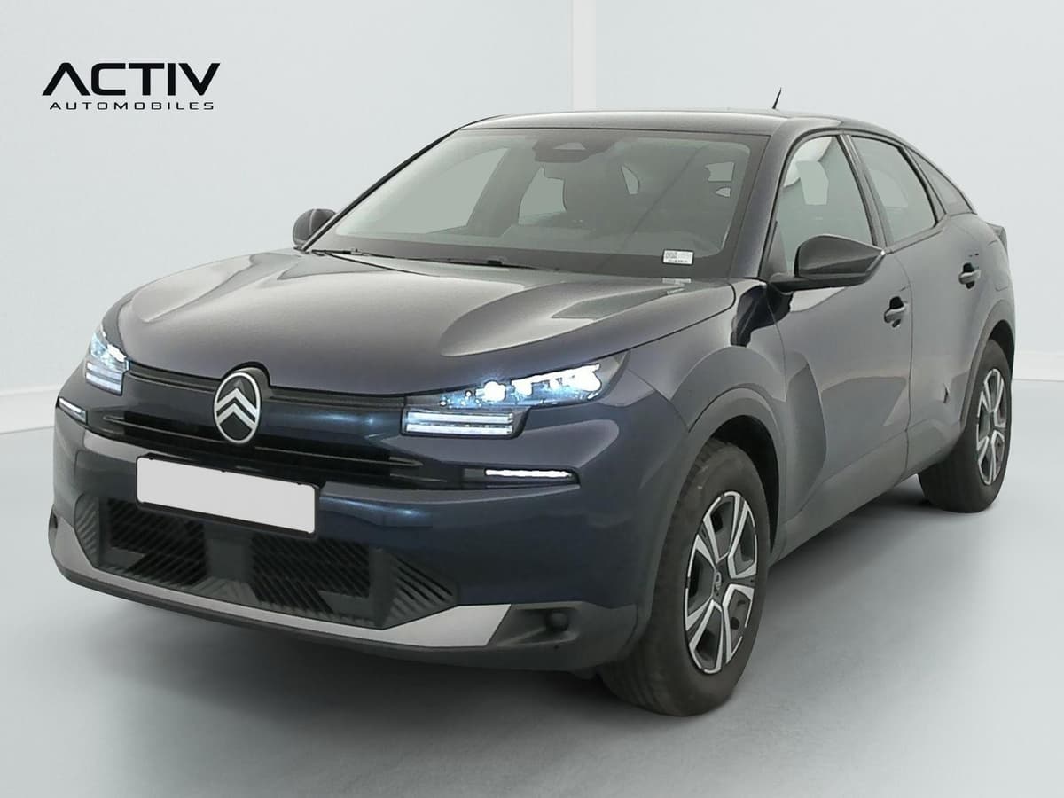 Citroën C4 : vue avant trois quarts gauche avec projecteurs LED allumés et enjoliveurs