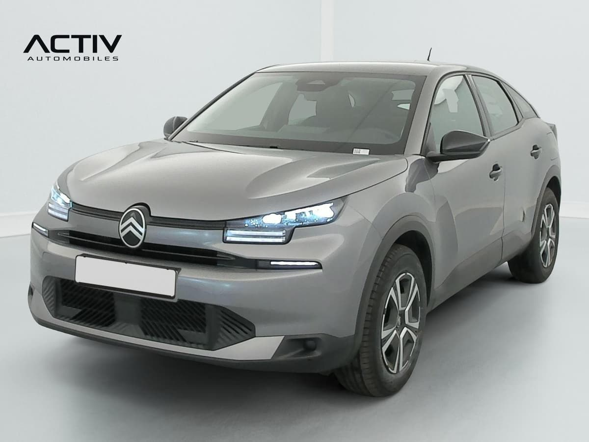 Citroën C4 : vue avant trois quarts gauche, berline grise aux feux allumés