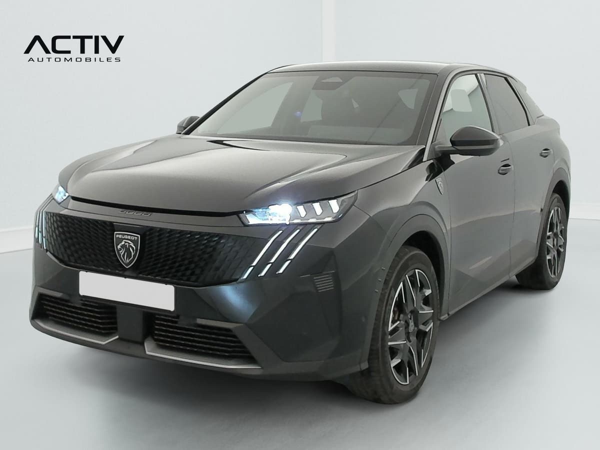 Peugeot 3008 : vue avant trois quarts gauche, noire, avec projecteurs LED allumés et jantes diamantées