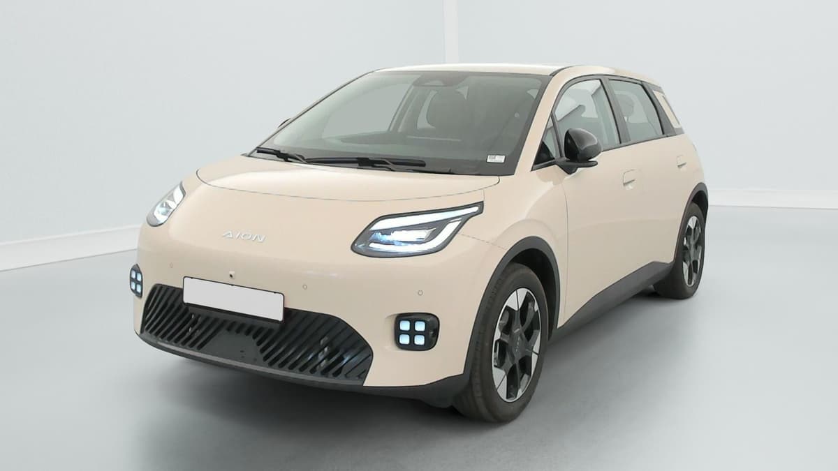 Aion UT : véhicule beige vu de l'avant, côté droit, avec phares à LED et jantes bicolores