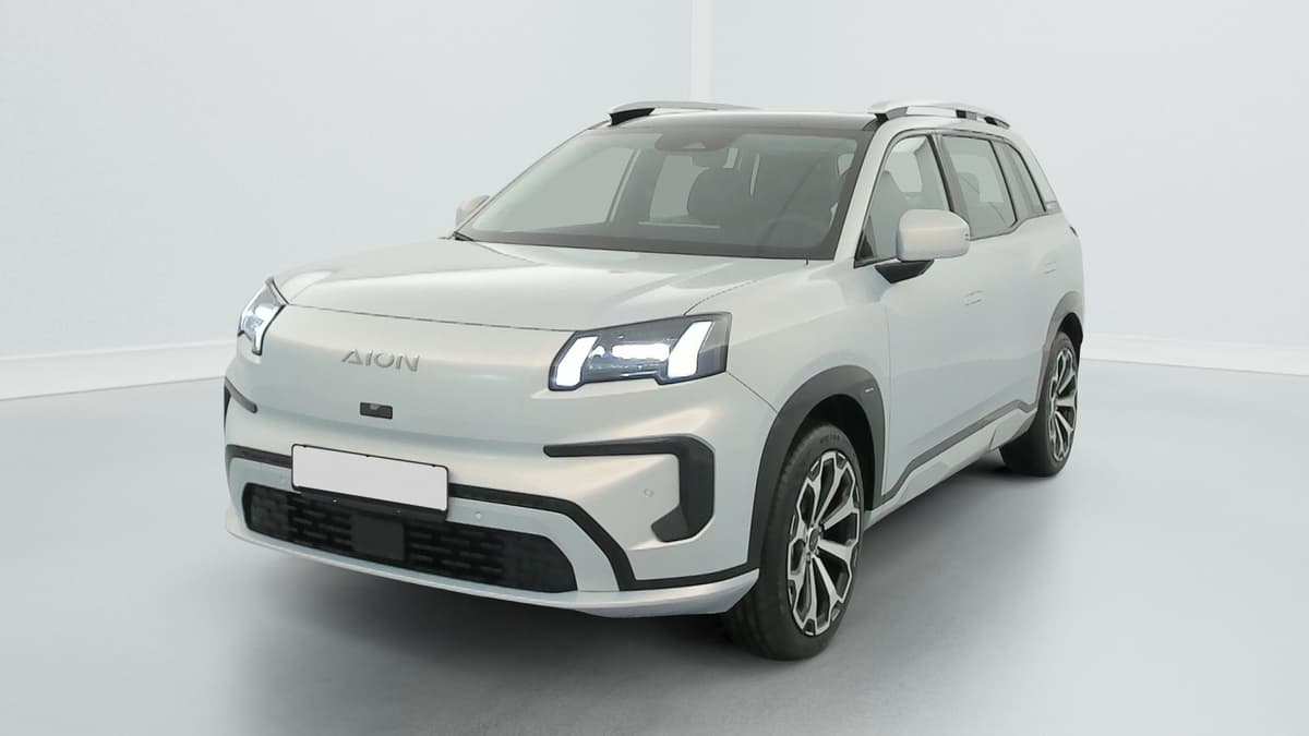 Aion V : SUV vu de l'avant trois quarts droit avec jantes bicolores et barres de toit