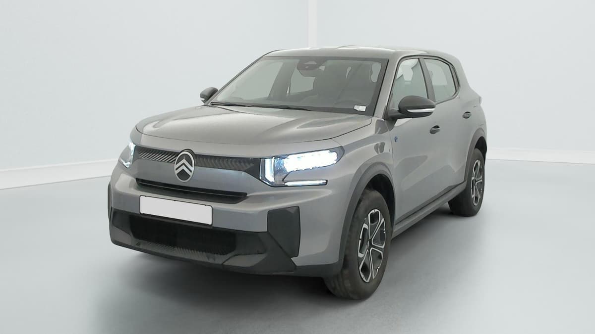 Citroën E-C3 Aircross : vue avant trois quarts gauche, projecteurs allumés et enjoliveurs bicolores