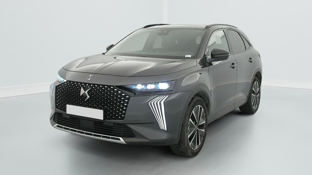 Ds DS7 : vue avant trois quarts droit avec calandre noire et feux de jour à LED